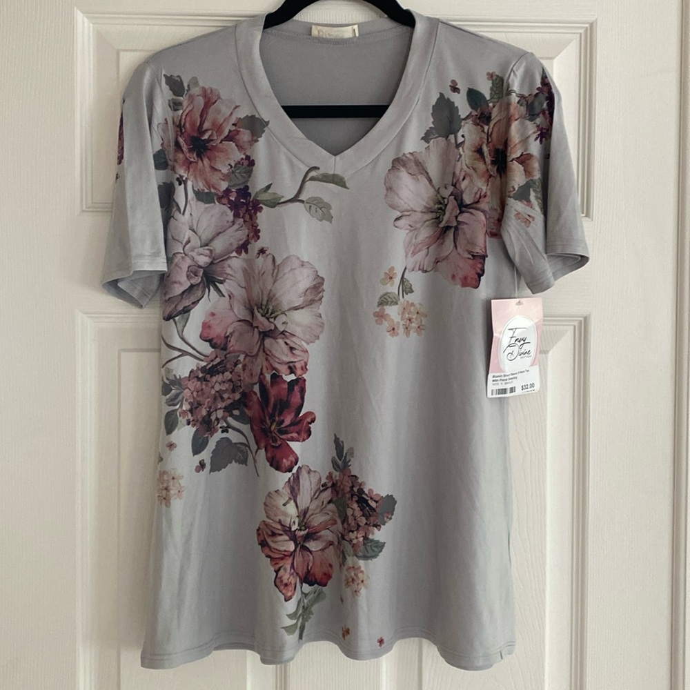 Blumin short sleeve v-neck top with floral detailing.
